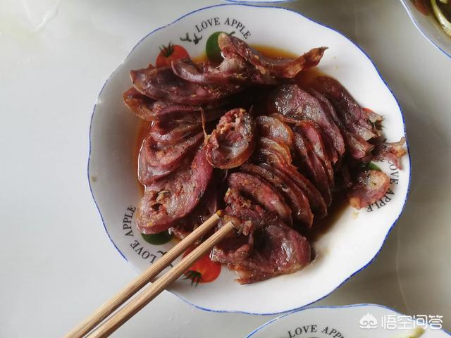 我是一位藏族人，现在在成都上班。想把家乡的特产弄出来卖，但是没有销路，应该怎么做？