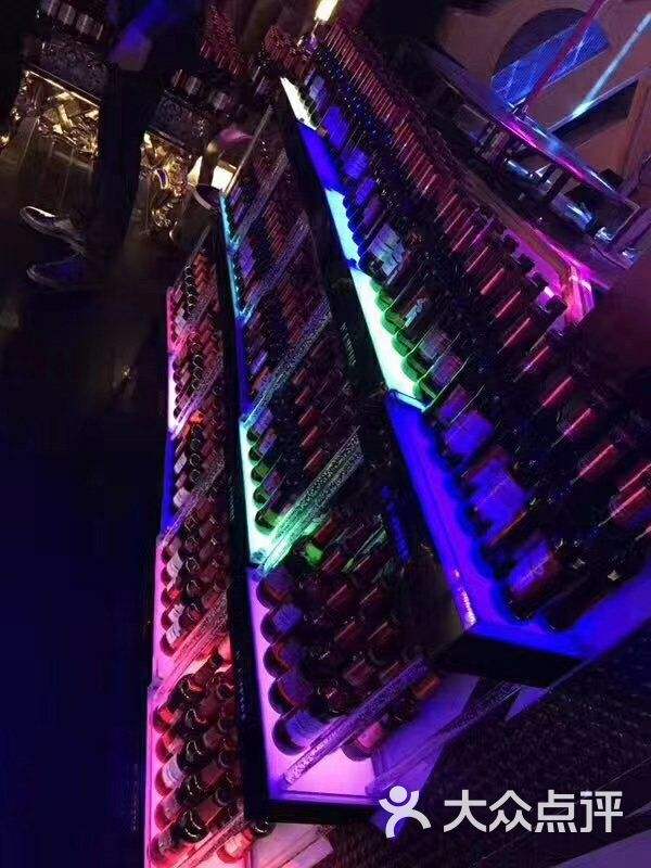 酒吧营销(酒吧营销朋友圈订台文案)
