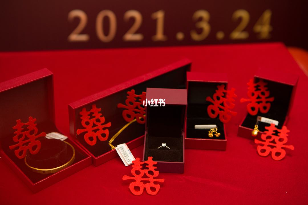 订婚文案图片(很酷的订婚文案简短)