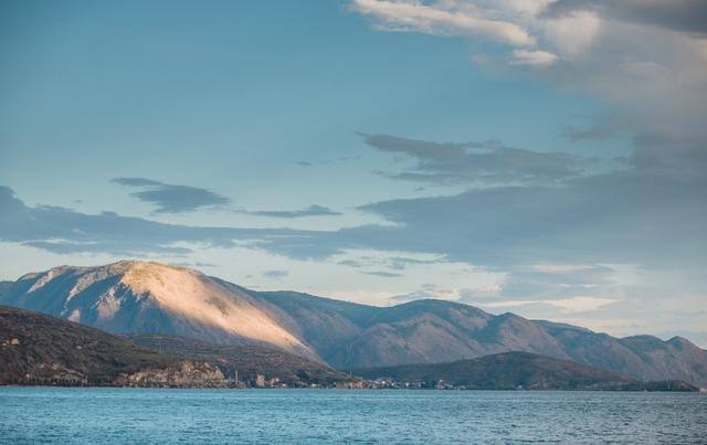 苍山洱海旅游文案(苍山洱海旅游文案怎么写)