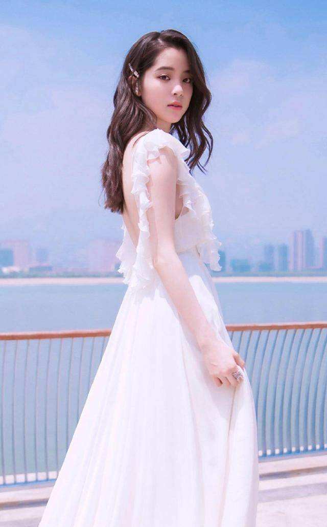 白色连衣裙文案(白色连衣裙文案怎么写)